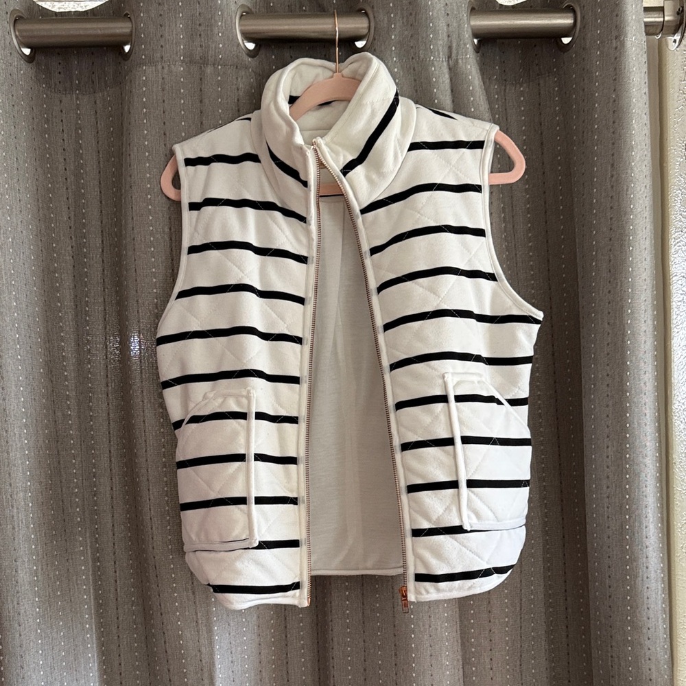 Women's Striped Quilted Vest - Black and White - Picture 4 of 5